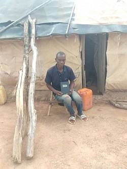 Le frère Makanda Mutombo nous aide à acheminer des Bibles gratuites dans les villages isolés