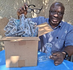 Mes des centaines des paires de lunettes à lecture pour la Bible sont distribués aux pauvres