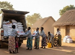Dans un pauvre village des plus pauvres ont reçu des sacs de farines durant la période de Noël