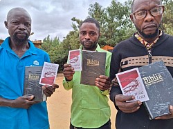 Les Bibles et des traités évangéliques ont été distribués aux anciens militaires, qui n'ont pas accès à la Parole Vivante de Dieu