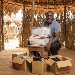 En partenariat avec Hope Tracts et King James Bibles, nous sommes parvenus à  distribuer ces outils missionnaires aux nécessiteux dans des villages isolés